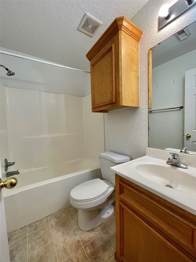 Building Photo - 704 Manor Dr