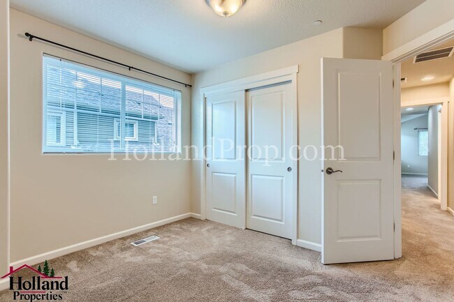 Building Photo - Charming 3-Bedroom Townhome in Prime Hills...