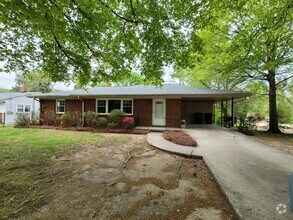 Building Photo - Adorable 3 BR Ranch.  Hardwoods throughout!