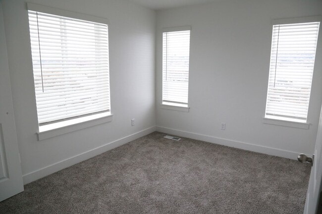 Building Photo - 181 E 550 N