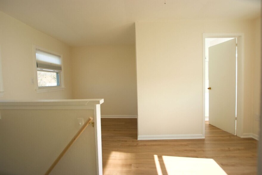 Building Photo - 1805 E Lake Dr