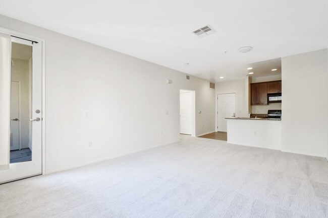 Building Photo - Stylish 2-Bedroom Condo with Resort Amenit...