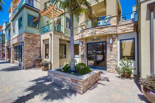 Building Photo - Steps From The Beach w/ All Utilities Included Available Jan - May 2025