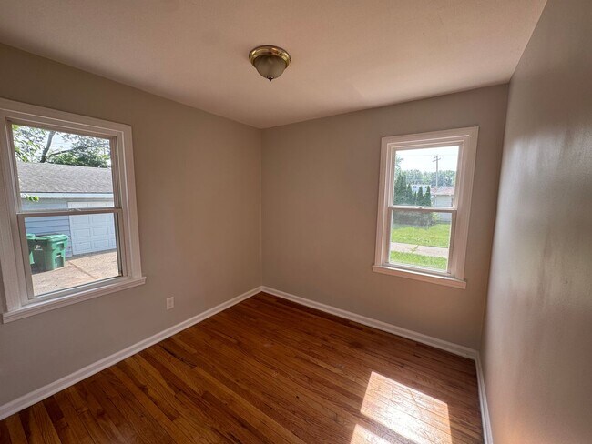 Building Photo - Gorgeous 3 bed 2 bath Eastpointe bungalow ...