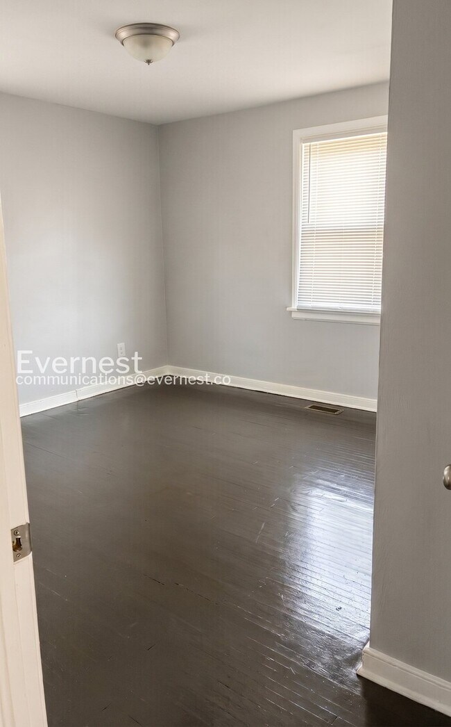 Building Photo - 2 Bed/1 Bath Home with Off-Street Parking / Pet-Friendly / Vouchers Accepted / Available Soon!