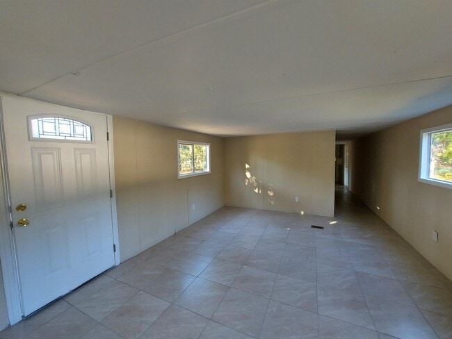 Building Photo - 119 E Woods Ct