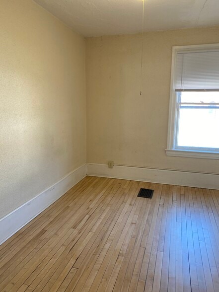 Building Photo - 826 E 2nd St