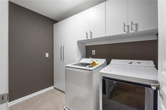 Building Photo - 865 Great Glen Pl