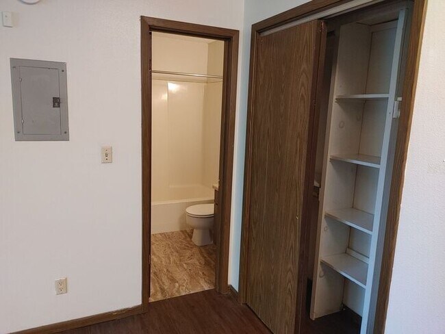 Building Photo - $925 | 1 Bedroom, 1 Bathroom Apartment | No Pets | Available for Immediate Move In!**