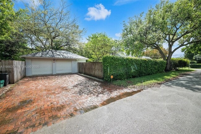 Building Photo - 285 NE 105th St