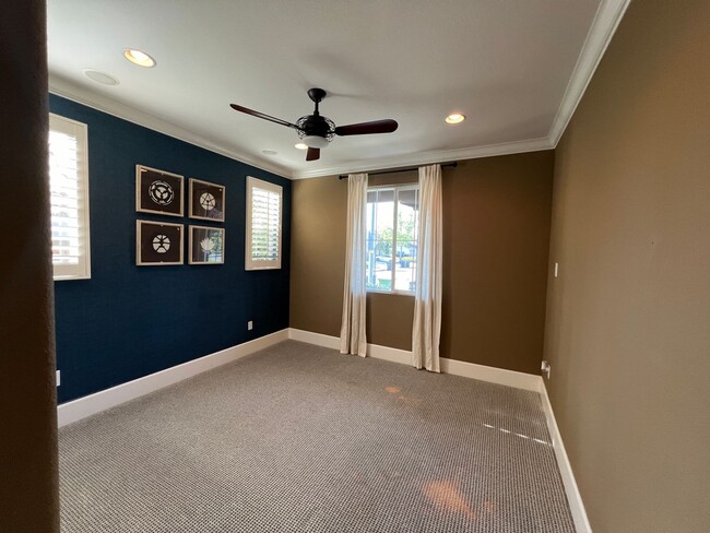 Building Photo - Former model home with tons of upgrades in...