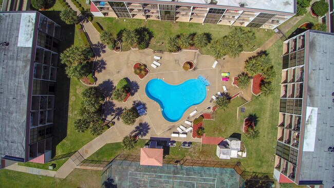 Building Photo - 2046 Beach Blvd