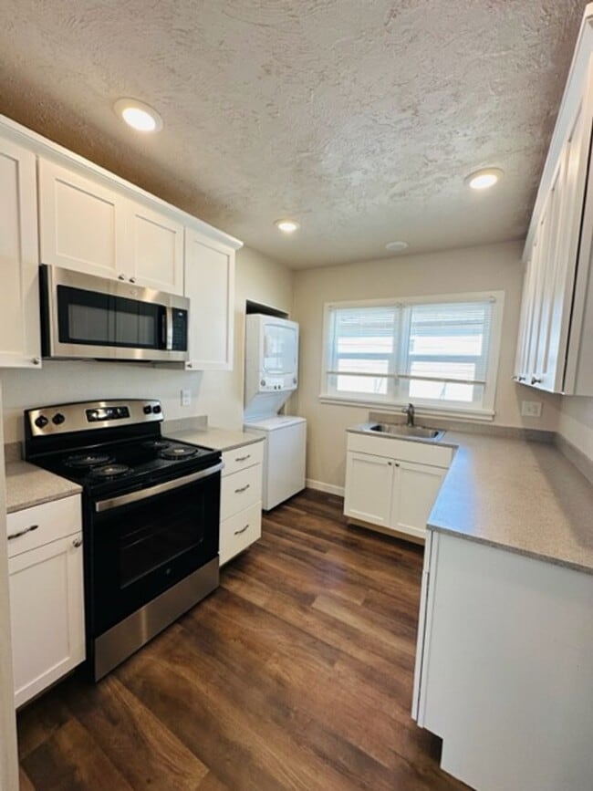 Building Photo - Adorable remodeled in 2023 2 bedroom 1 bathroom duplex available soon!