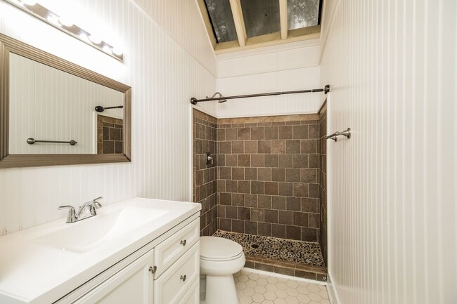 Building Photo - 3 bedroom / 2.5 bath Townhome – Spacious T...