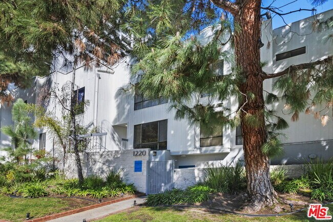 Building Photo - 1220 Manning Ave