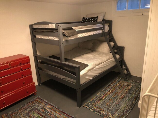 Building Photo - Grayye Duplex