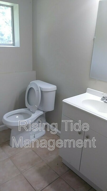 Building Photo - 517 5th Ct