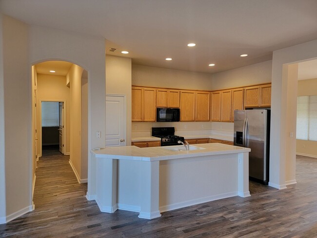 Building Photo - MAY MOVE IN SPECIAL - $500.00 of 2nd Month
