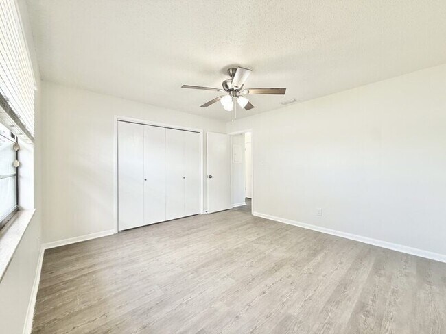 Building Photo - 5212 Peach Ave