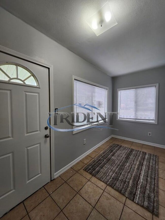 Building Photo - 831 I St