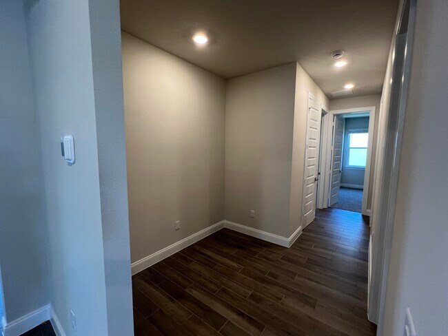 Building Photo - 6305 Cloverdale Ave