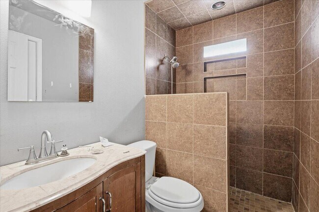 Building Photo - 608 N Colton Ave