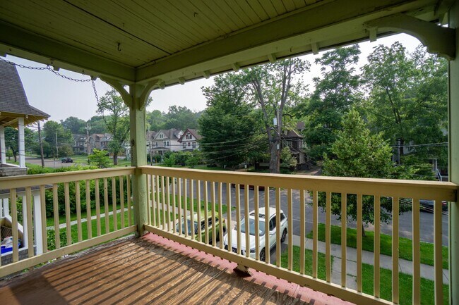 Building Photo - Spacious 3 Bedroom With Beautiful Front Po...