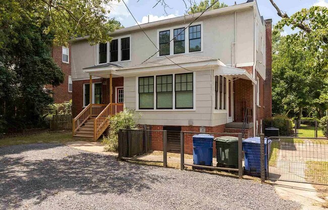 Building Photo - 3 bed/2 bath duplex in Wales Garden close ...