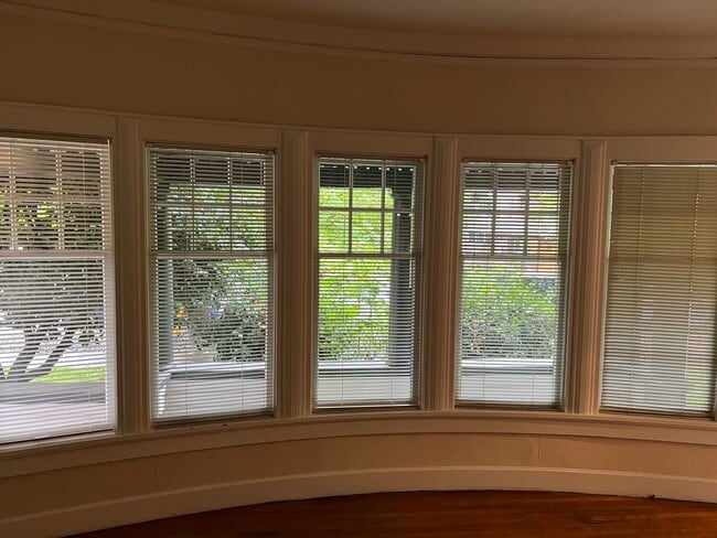 Building Photo - 2 Bedroom Unit in the the old Beta Theta Pi Fraternity House near UofO Campus