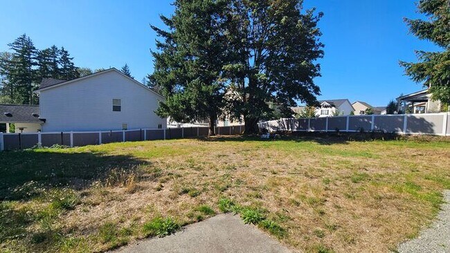 Building Photo - Spacious Duplex with large fenced yard