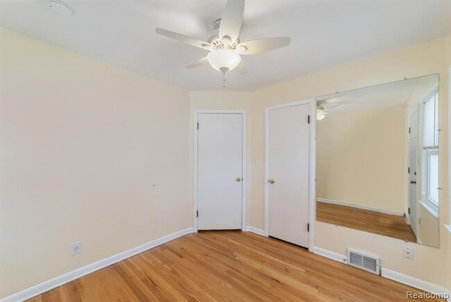 Building Photo - 305 E Granet Ave