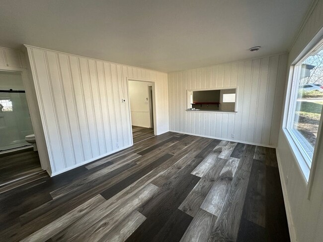 Building Photo - FREE JULY RENT!! Freshly Updated 2 Bedroom...