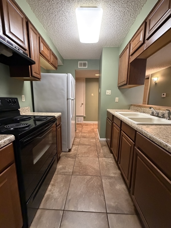 Building Photo - 5712 Los Gatos Dr