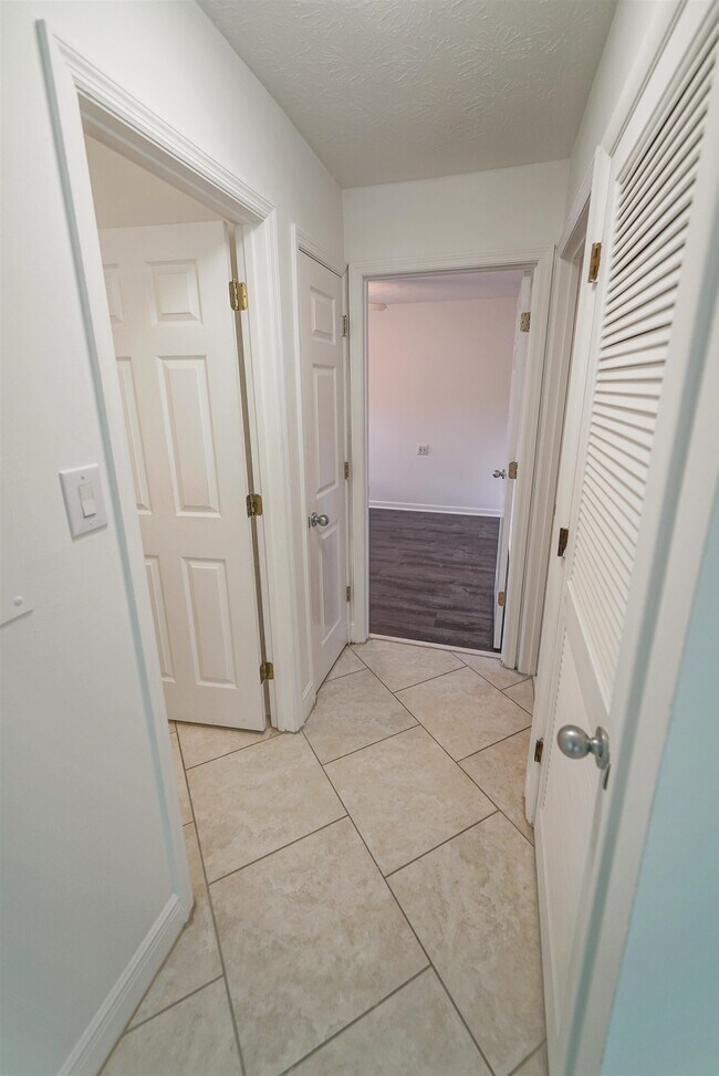 Building Photo - 251 S Villas Ct