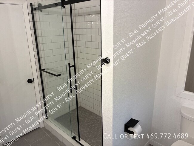 Building Photo - 1001 Crestview Dr