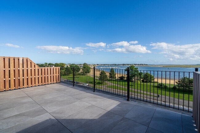 Building Photo - 917 Bennington St