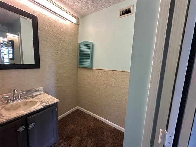 Building Photo - 9785 Pineapple Tree Dr