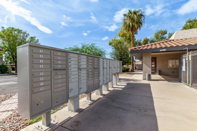 Building Photo - 1402 E Guadalupe Rd