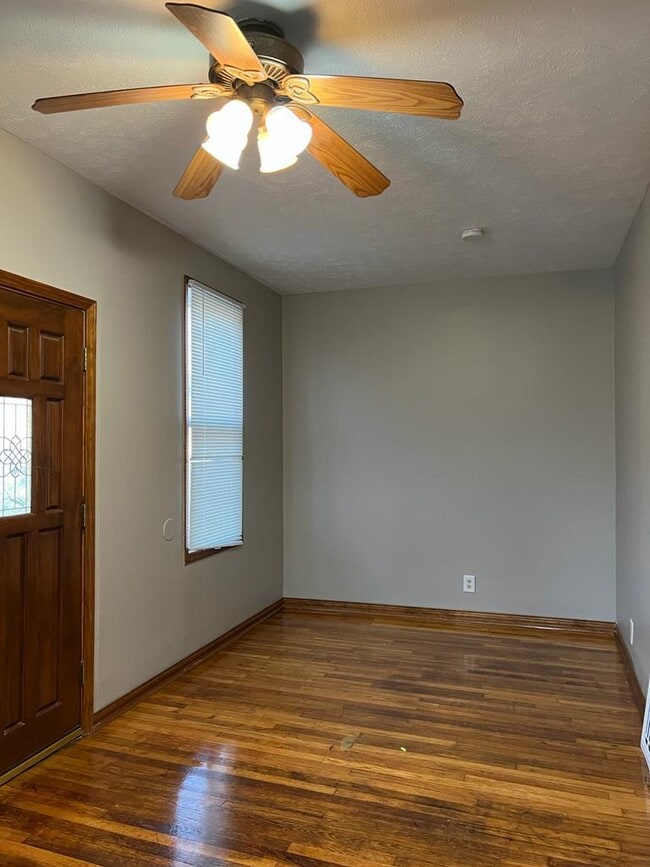 Building Photo - 517 W Graham Ave
