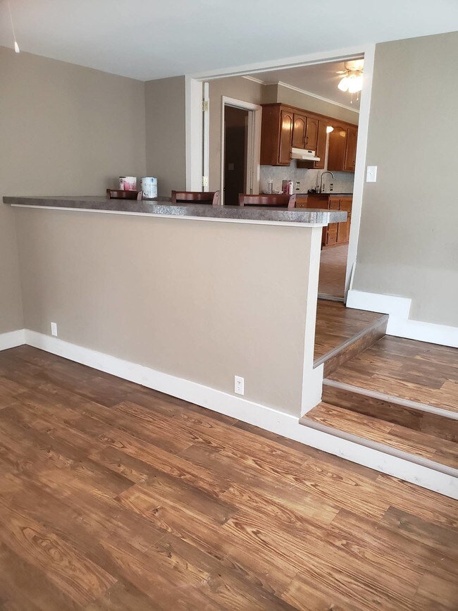 Building Photo - 105 S Barnes St