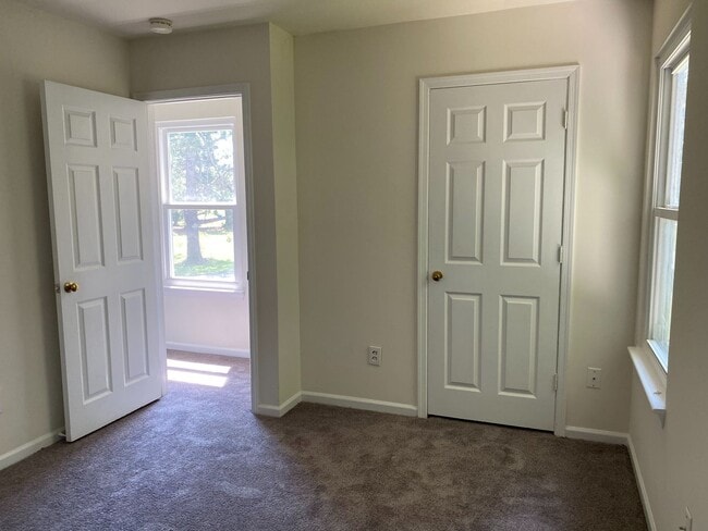 Building Photo - Charming 2-Bedroom Duplex in the Heart of ...