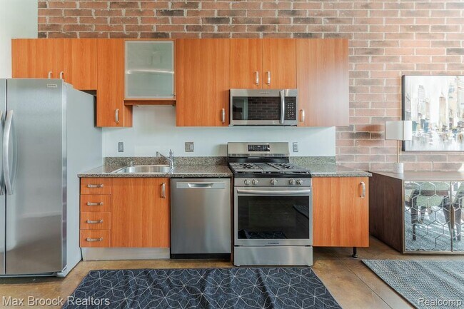 Building Photo - 333 E Parent Ave