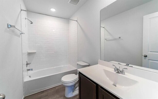 Building Photo - 515 Clearlake Dr