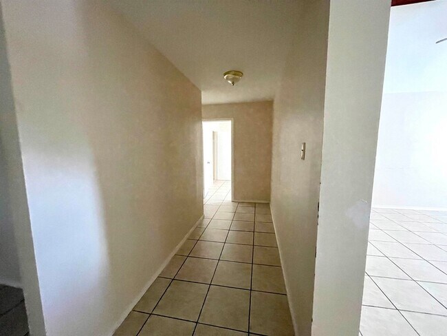 Building Photo - 231 Malaga Dr