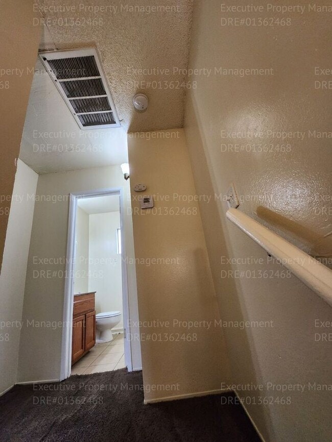 Building Photo - Townhouse unit. 2 bedrooms 1.5 bath call o...