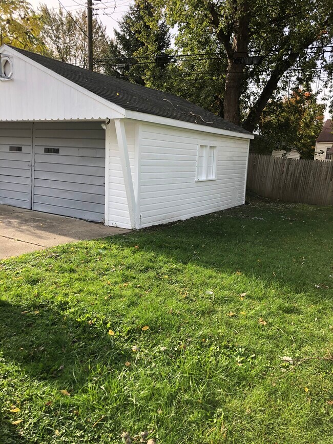 Building Photo - 18996 Elkhart St