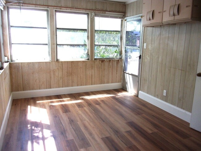 Building Photo - Beautiful 3 Bedroom 2 Bath Ground Level Condo in Tall Oak Villas