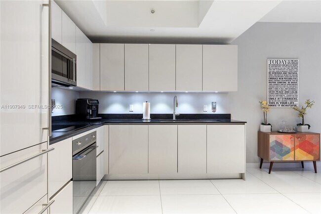 Building Photo - 1010 Brickell Ave