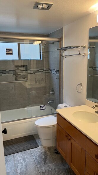 Building Photo - 8860 Villa La Jolla Dr