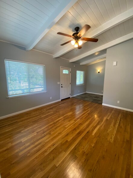 Living room/entrance - 2540 Robinson Ave